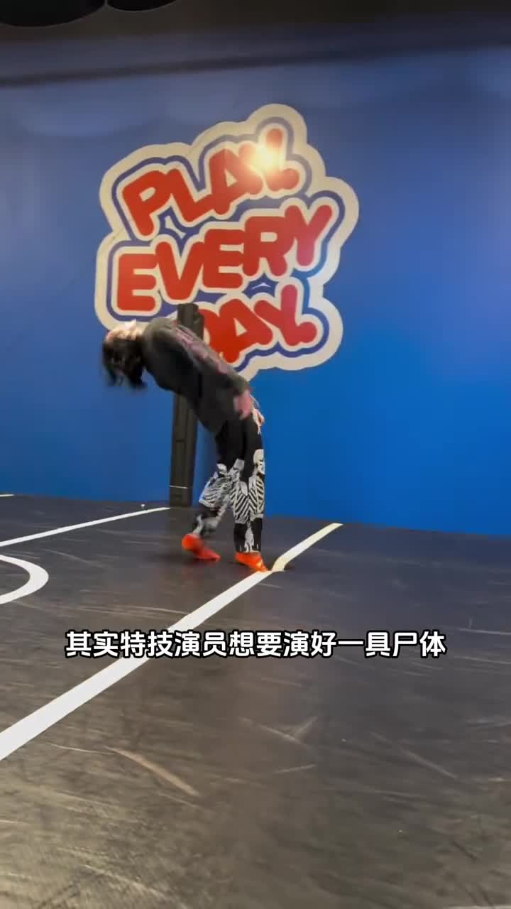 特技演员表演中枪倒地还挺有趣