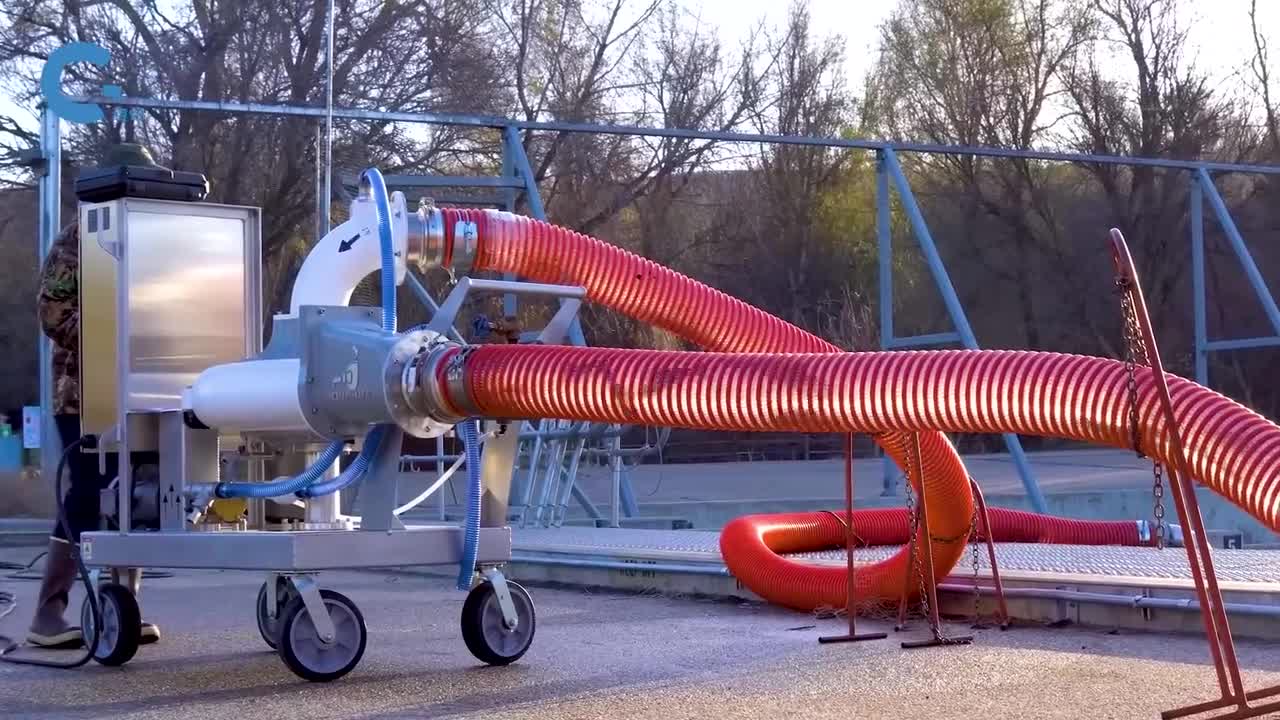 用抽水泵给鱼换鱼塘鱼连同水一块给抽过去