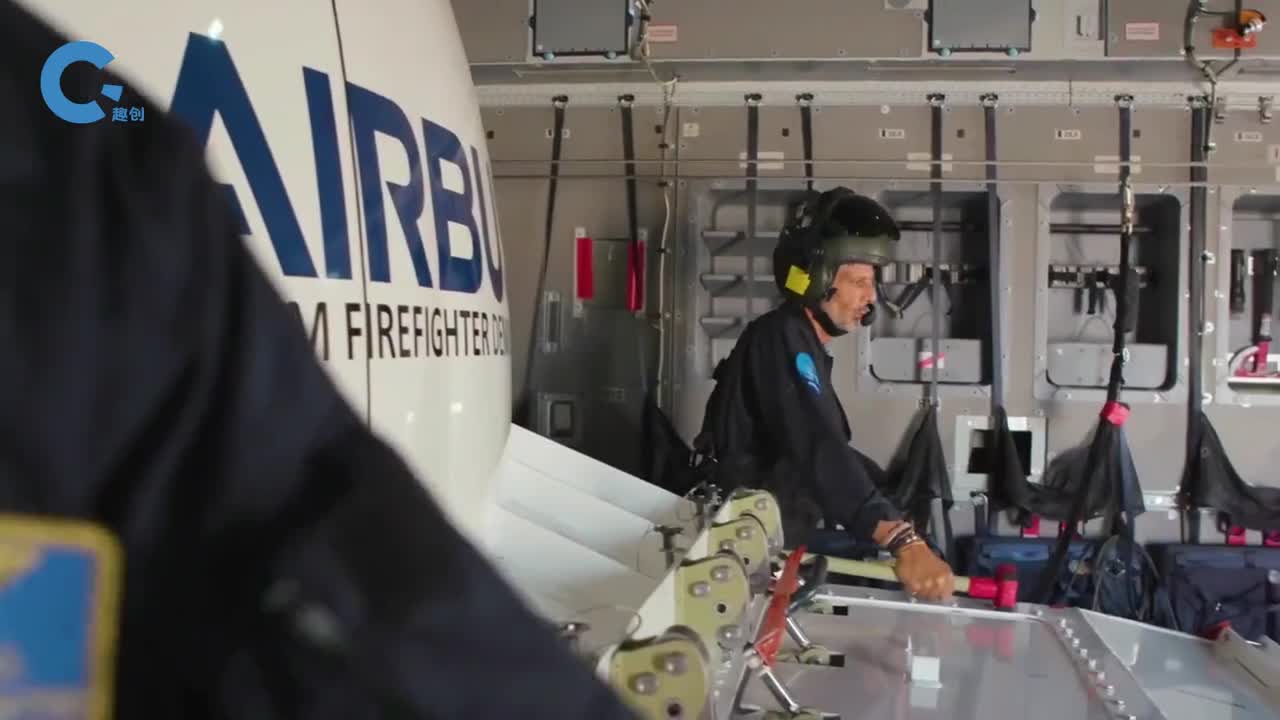 国外是如何使用运输机灭火的仅需10秒钟二十吨的水倾泻而下