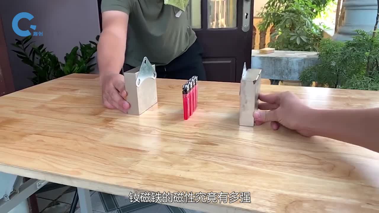 在两块钕磁铁中间摆放一些物品两者吸附的一瞬间场面太震撼了
