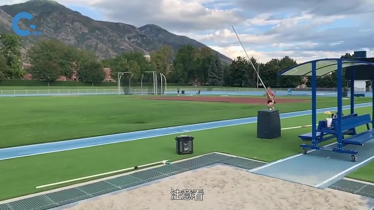 可以弯成C字型的撑杆一根就要上万元