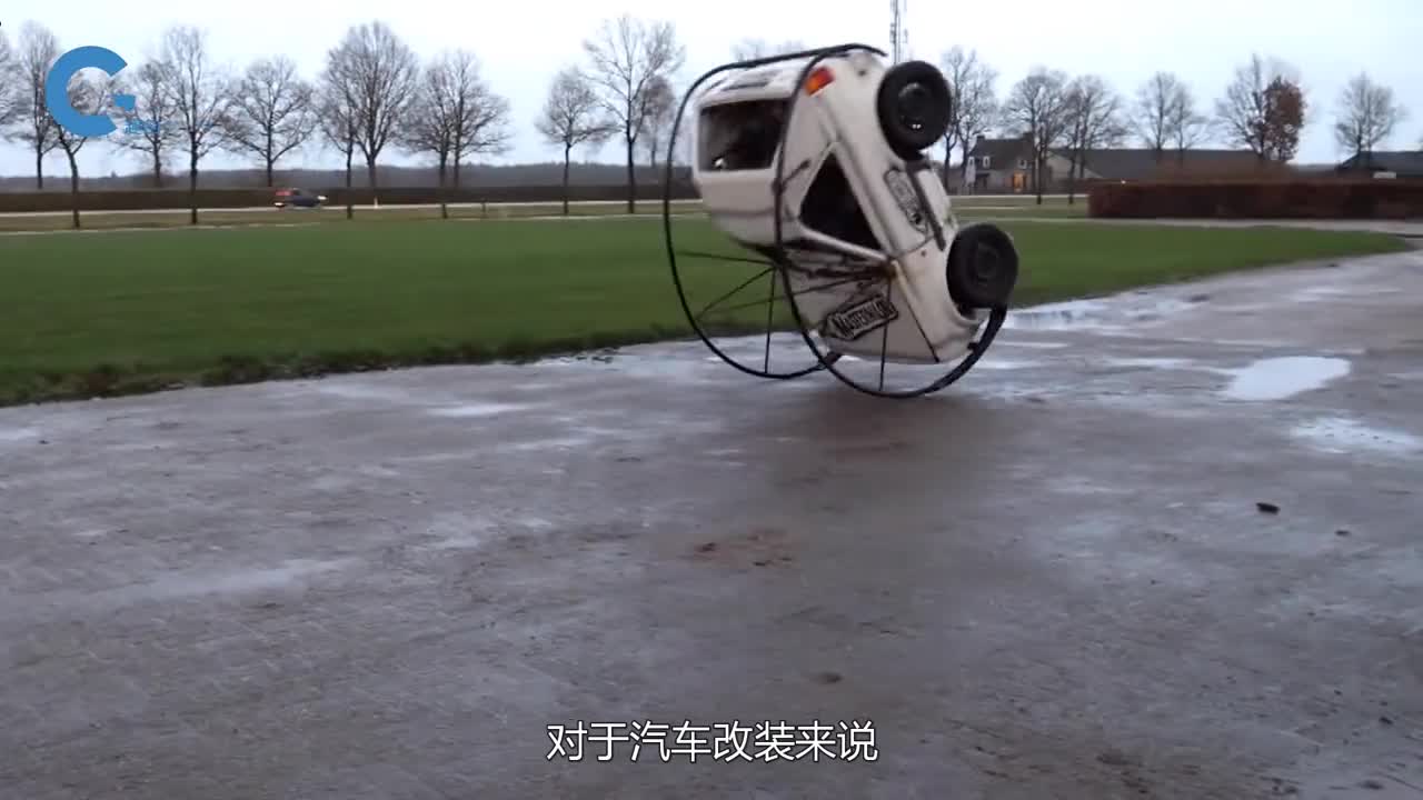 印度小伙作死改装给三轮车换上拖拉机轮胎结果却翻车了