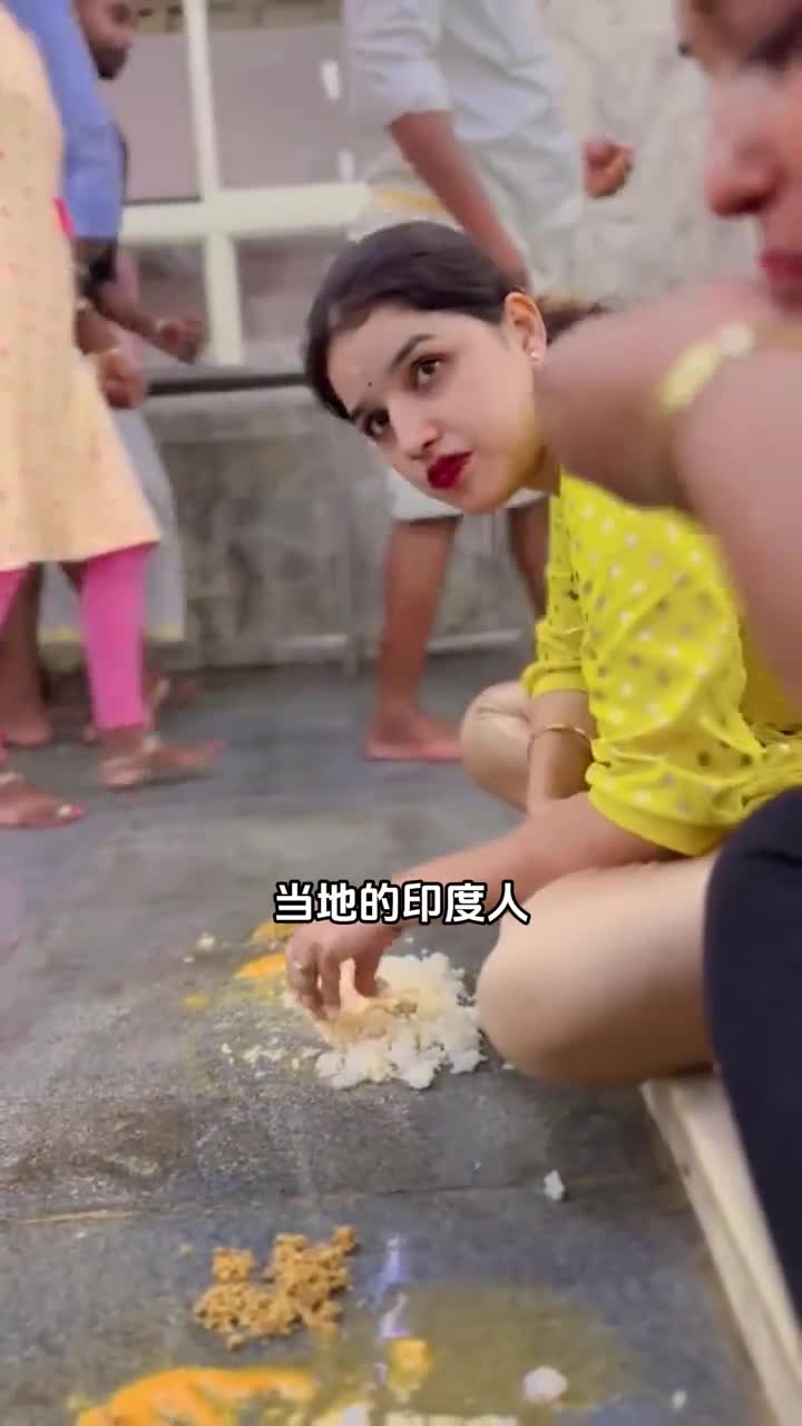 在印度吃饭不要乱插队不然就要在地板上吃了
