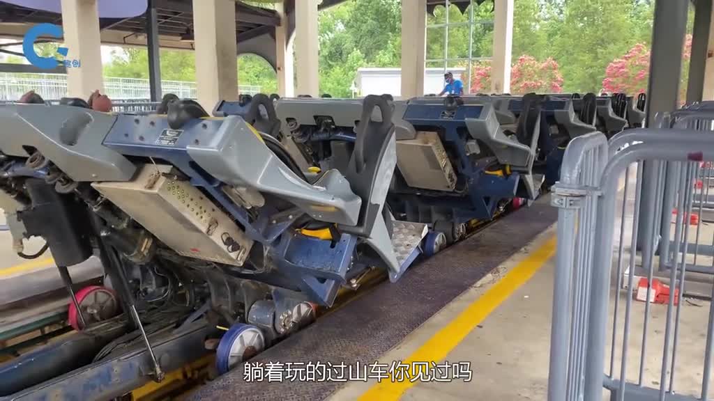 国外发明趟平式过山车全程仰视轨道飞驰