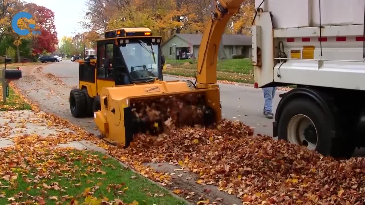 国外是如何清理公路落叶的高科技落叶清理机
