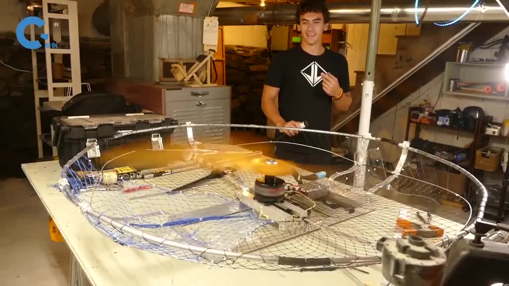 国外牛人自制风扇动力船通过塑料板改变风力方向