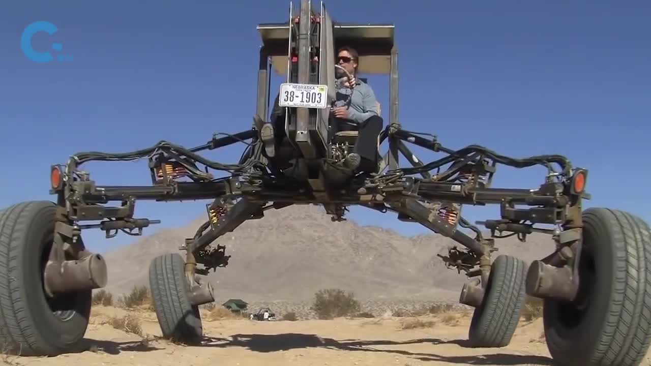 牛人发明会变形的汽车趴在地上像大蜘蛛