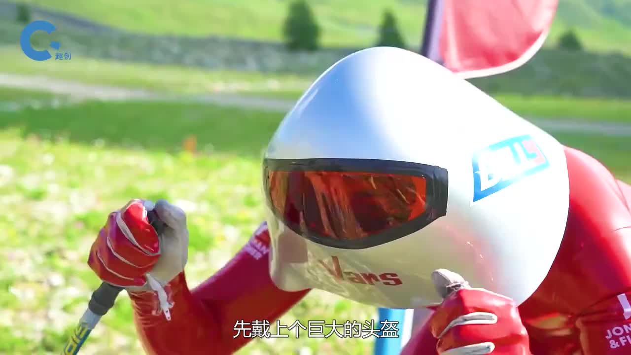 速降运动员身上奇怪的装备巨大的头盔和紧身衣符合空气动力学速降运动员身上奇怪的装备巨大的头盔和紧身衣符合空气动力学