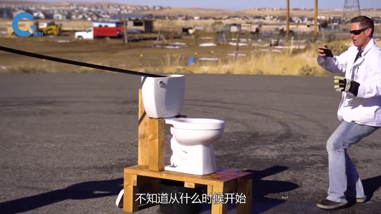 国外牛人脑洞大开马桶安装飞行器不会有特殊物品泄下来