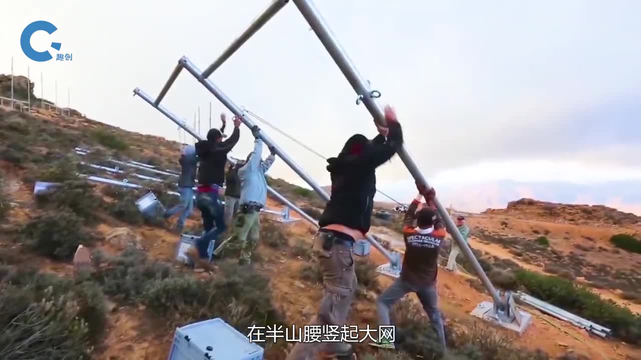 竖立在沙漠地区的大网一天收集200升水