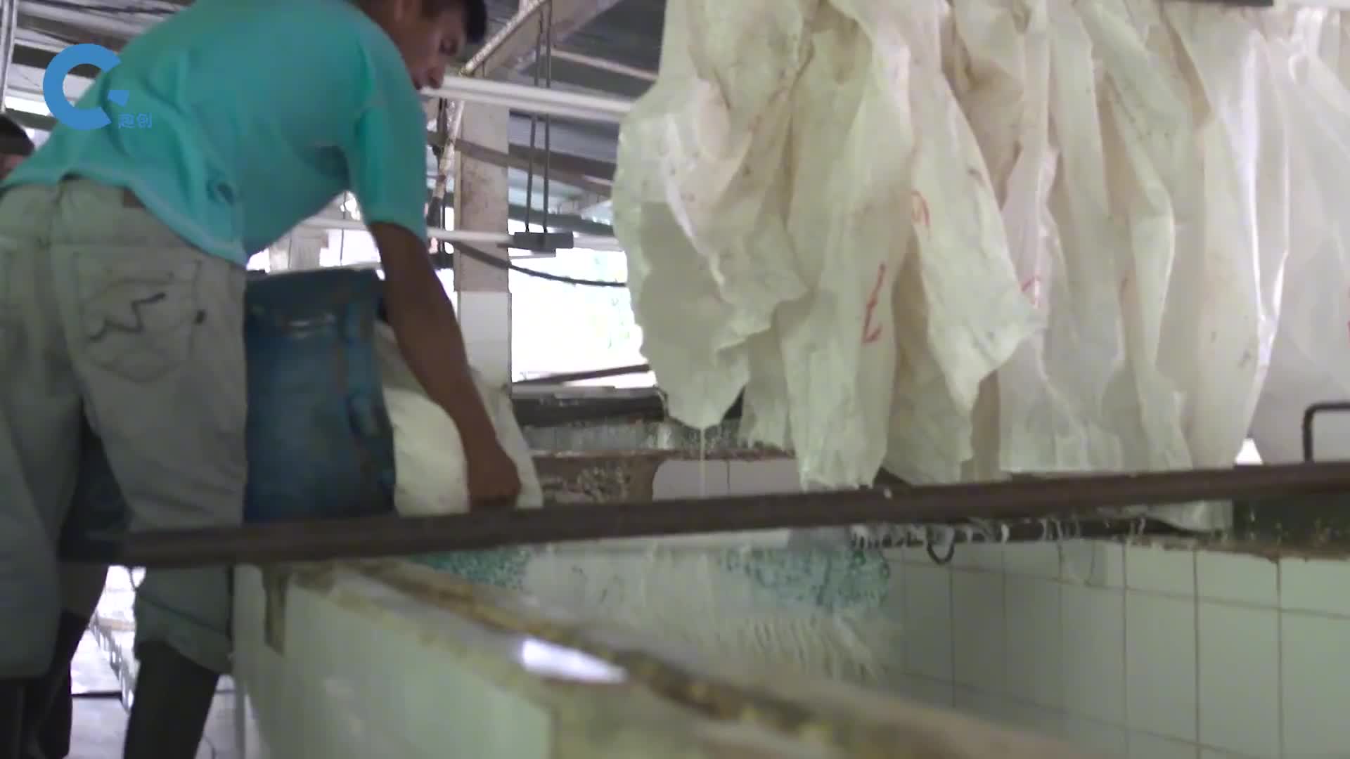 如何制作天然乳胶垫从人工采摘到凝固成型原理很简单