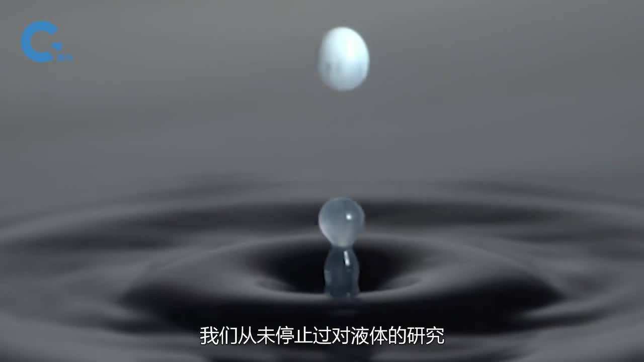 用2000帧慢镜头观察水银坠落震撼的场面得益于强大的表面张力