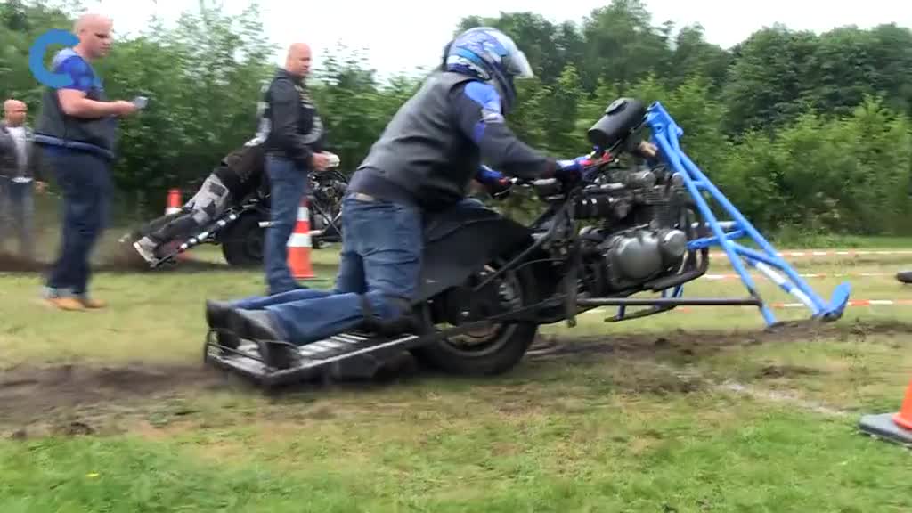 国外举办独轮摩托比赛一只轮子加速赛道仅有30米