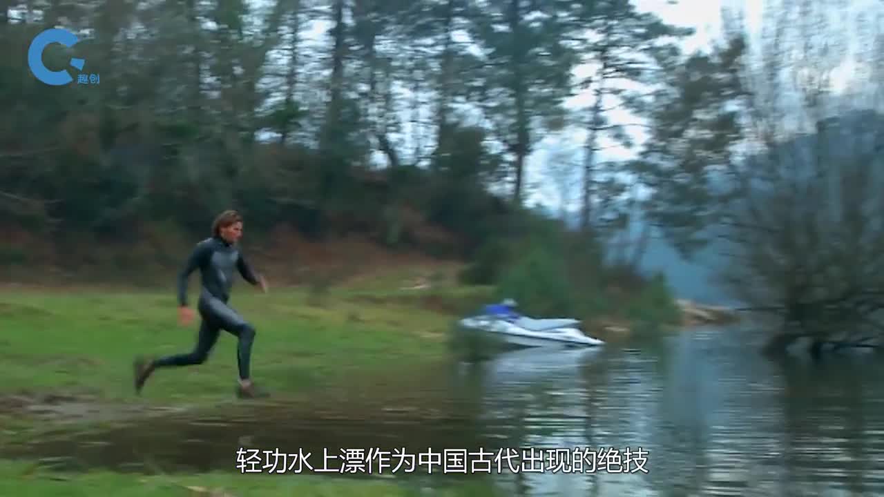 印度小伙将两块泡沫绑在脚上就能实现水上行走想法太出奇了