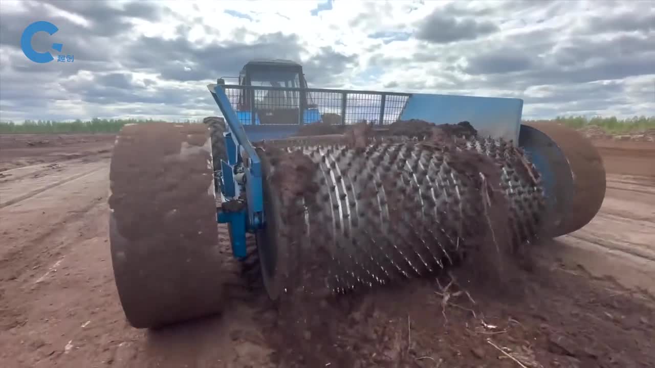 前苏联发明的树枝清理机巨型滚筒把树枝扎进后斗内