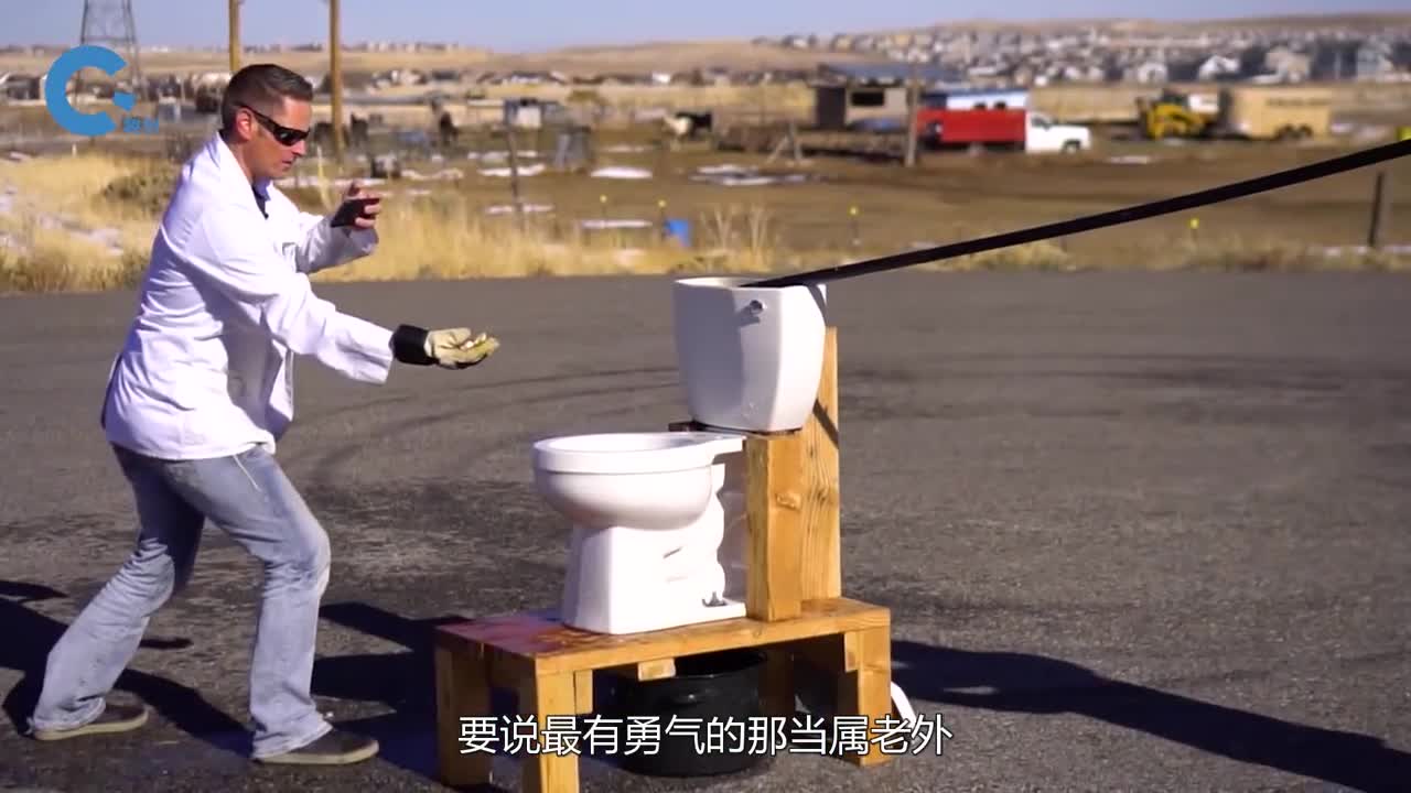 外国小伙将一大块钠丢入马桶后撒腿就跑爆炸瞬间场面失控