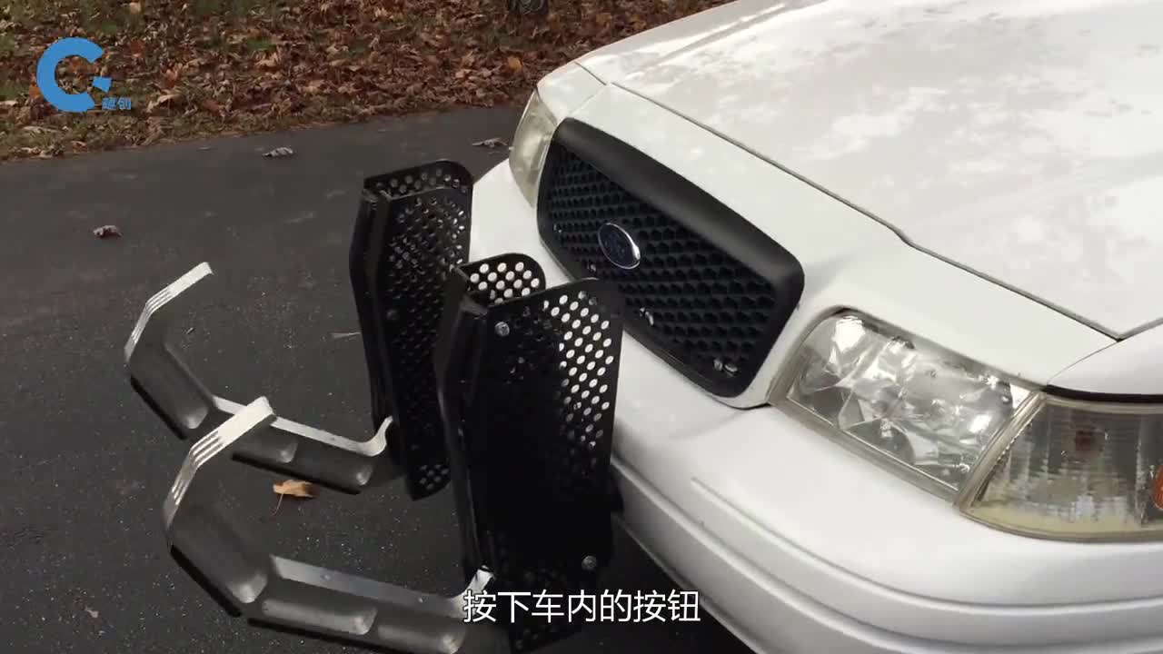 史上最强的汽车抓捕神器车前直接伸出两个铁钩看谁能跑的了