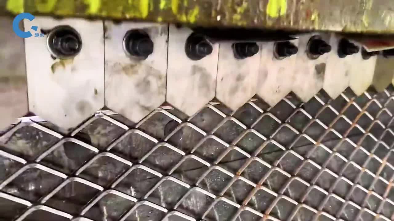 用冲压工艺制作钢板网刀头对准钢板不断下压形成菱形网格用冲压工艺制作钢板网刀头对准钢板不断下压形成菱形网格