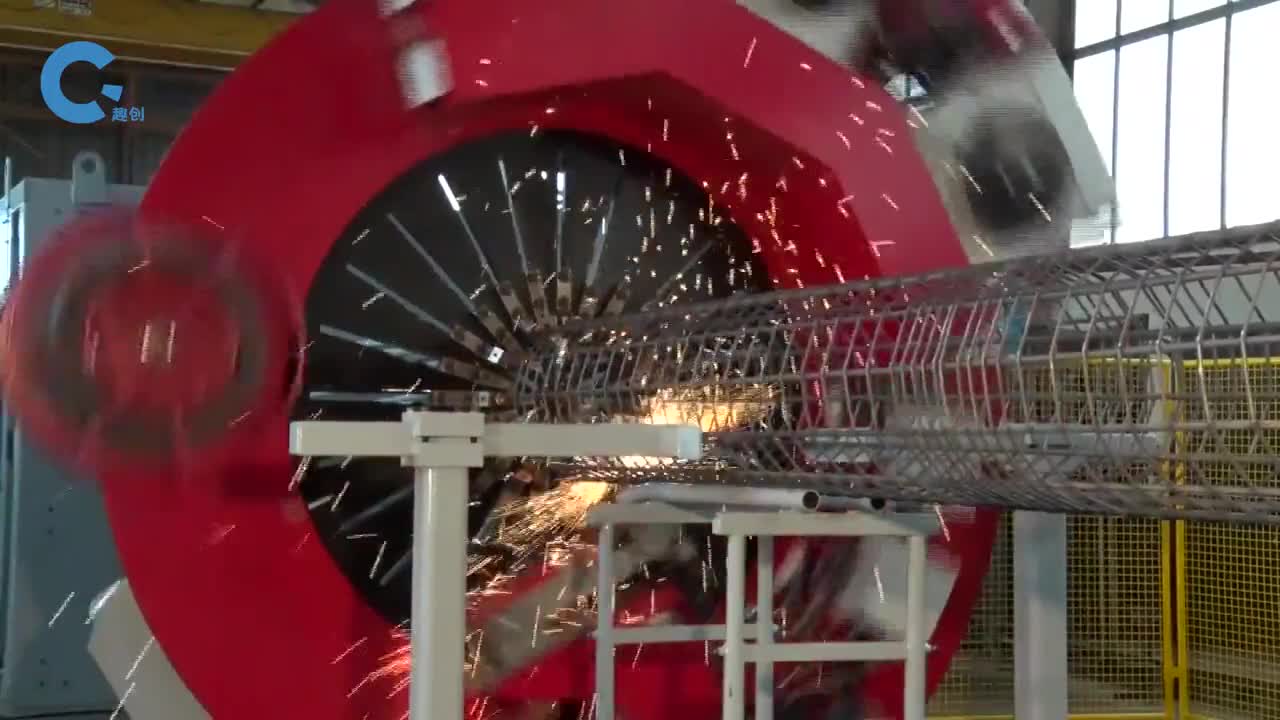 神奇的自动化钢筋笼焊接机器绕着钢筋转圈焊接