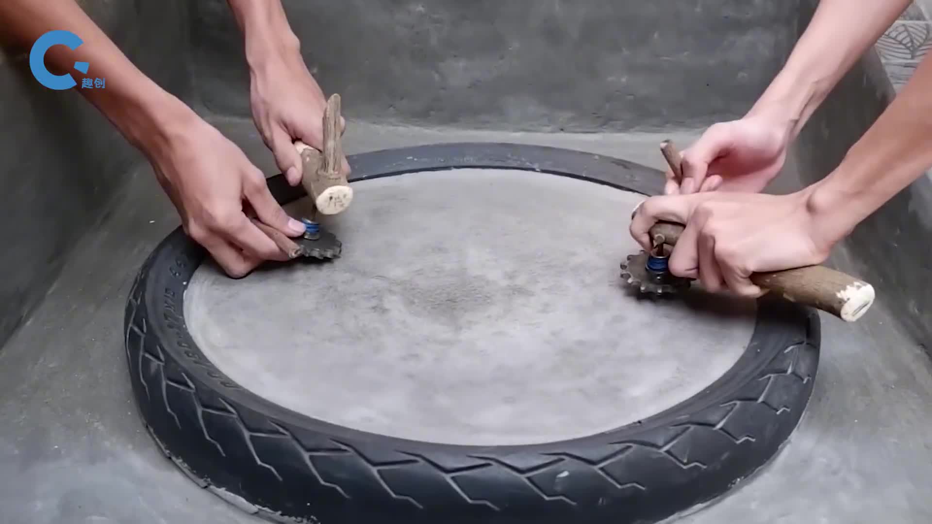 用摩托车零件制作加强版陀螺可以碰撞出强烈火花