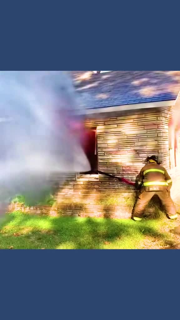 屋内失火却要朝屋外喷水灭火速度还更快原理是什么