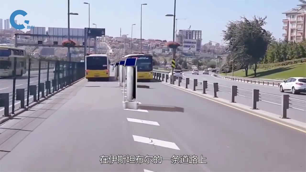 公路中间的垂直轴风力涡轮机用汽车带来的风发电再给汽车充电