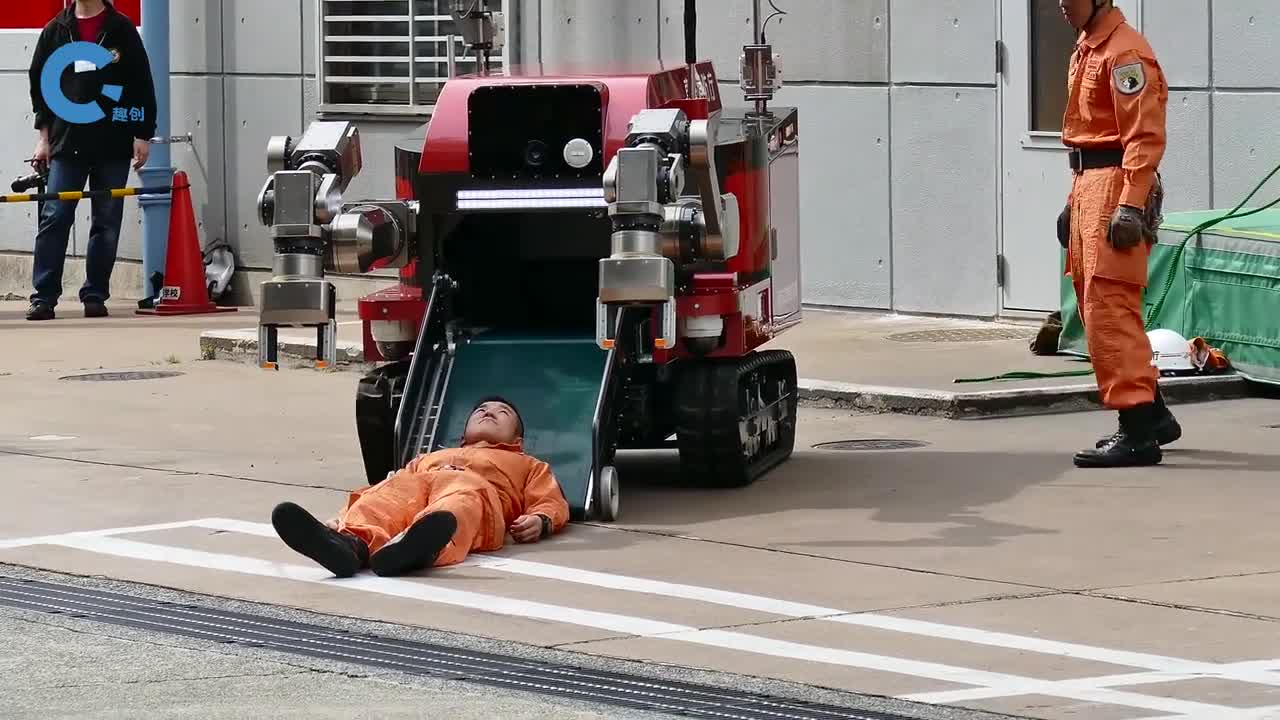 日本发明地震救援机器人直接把人吞掉运送