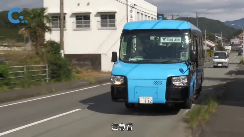 日本发明双模式公交车仅需15秒就能变成火车