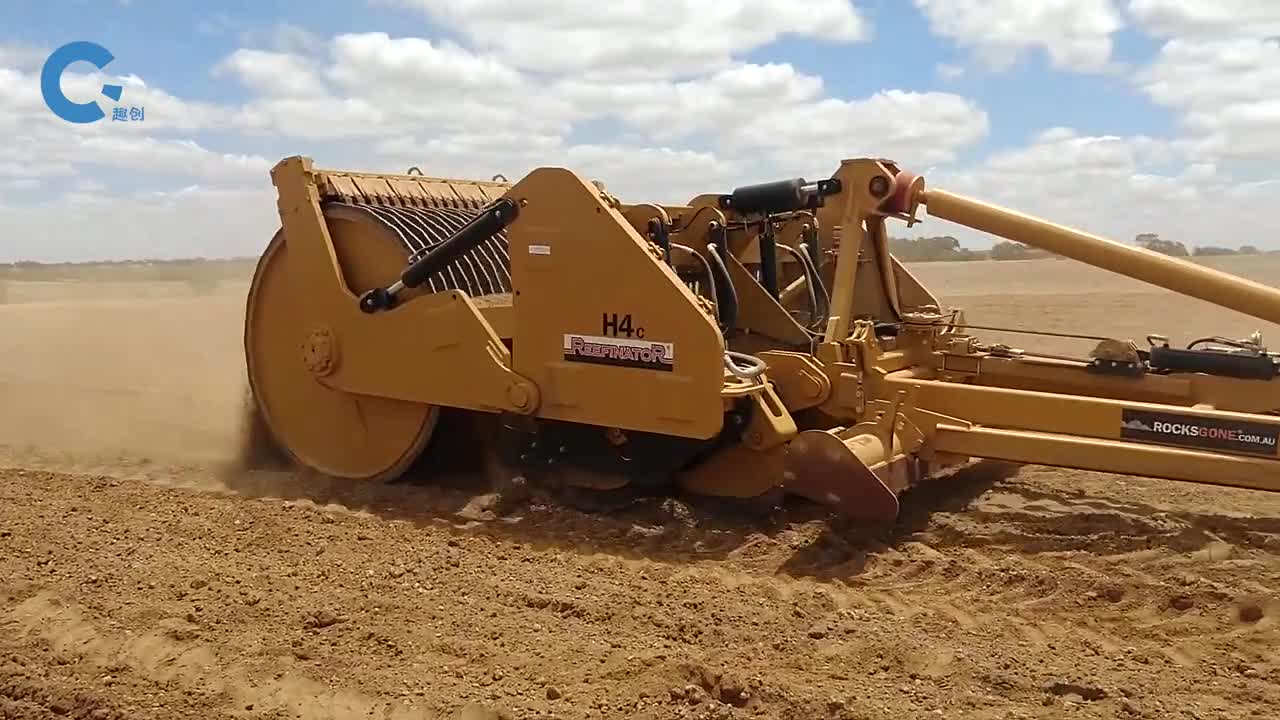 国外是如何清理农田碎石的机器牵引着巨型滚轮压过去