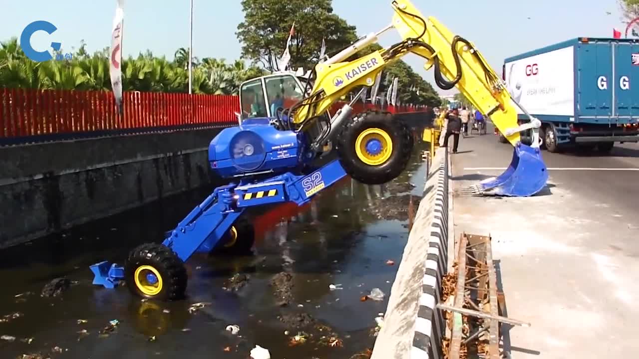 模仿蜘蛛发明的挖掘机能从两米深的水沟里爬上来