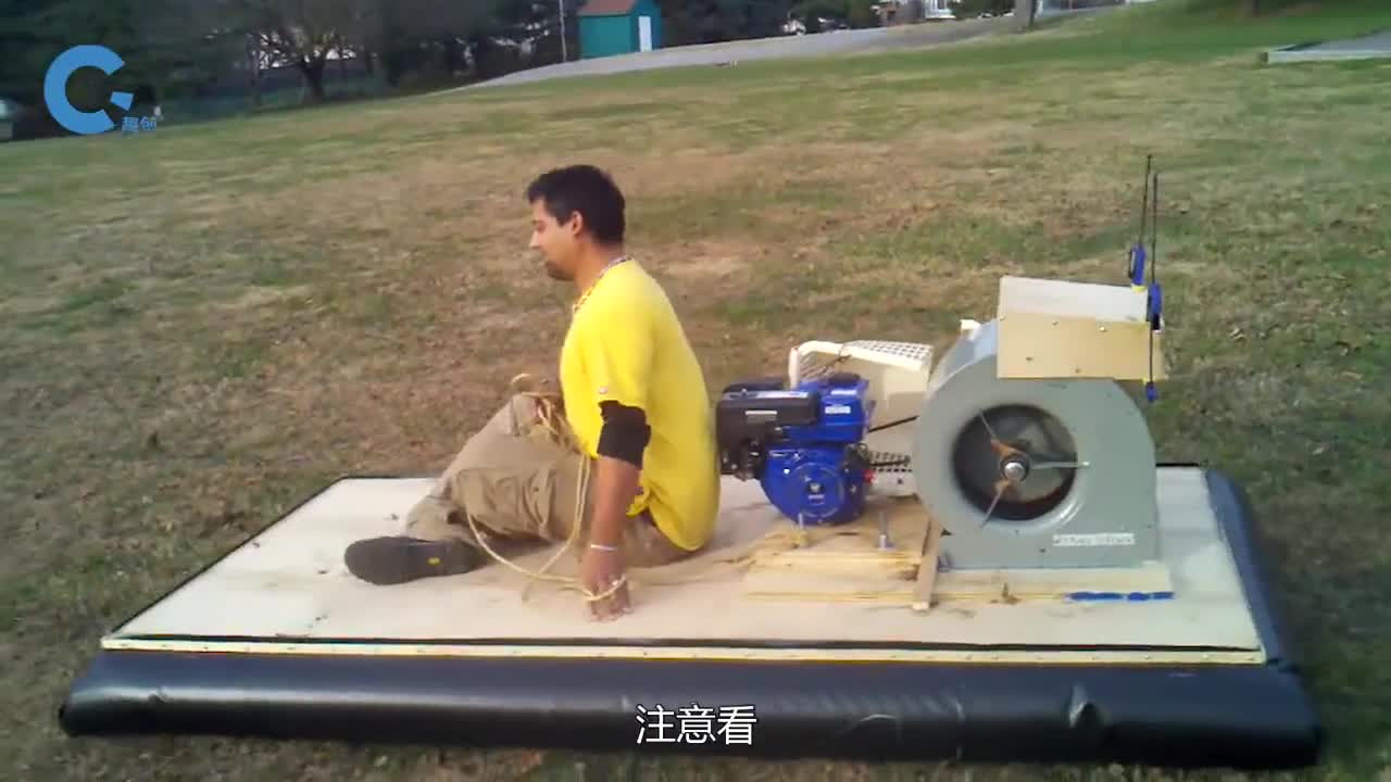 国外小伙自制气垫船可以在草地上飘来飘去