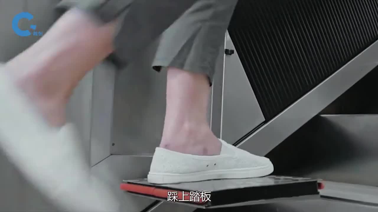 普通楼梯加个小电梯老人上下楼再也不用担心了老旧小区的福音