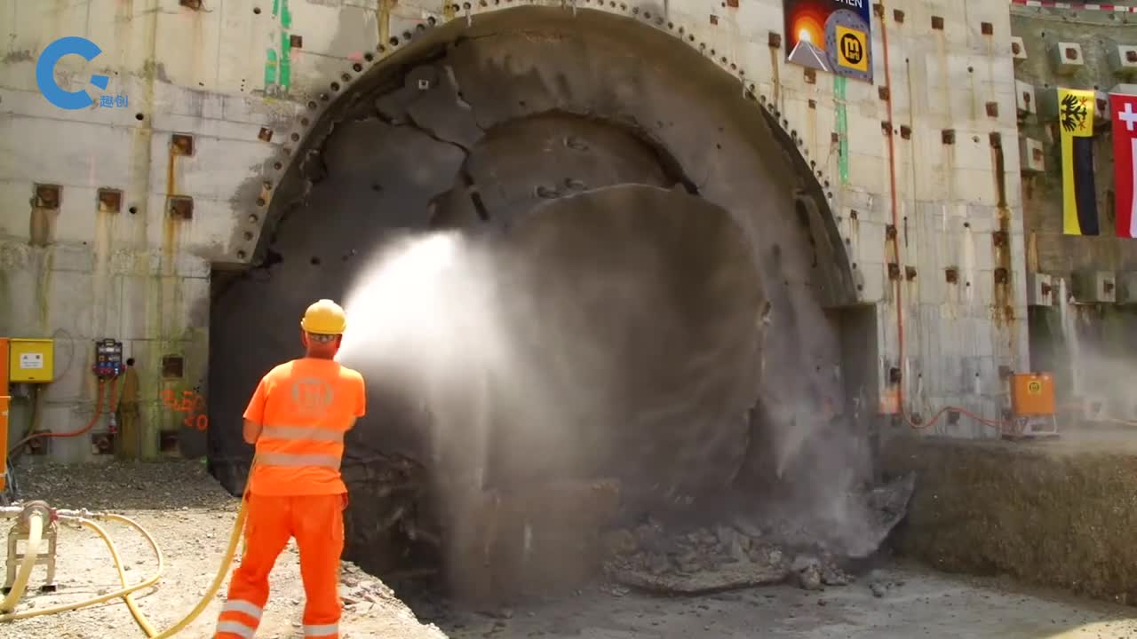 盾构机是如何挖穿大山建隧道的不断钻挖和浇筑