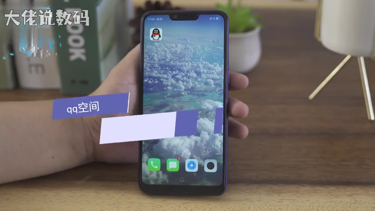 qq空间怎么装扮首先我们要打开qq然后点击动态选择好友动态个性化背景选择喜欢的背景立即装扮封面任意选择一张封面使用即可