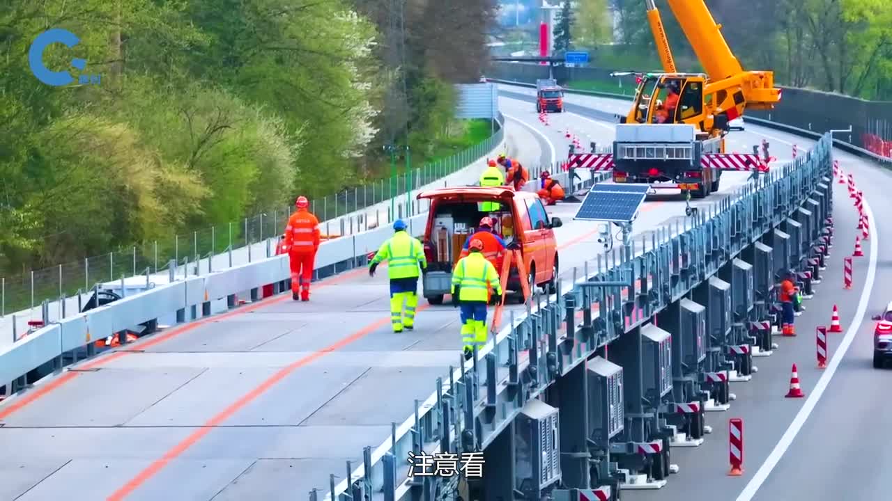 高速公路上的移动桥梁桥上通车桥下修路两不耽误