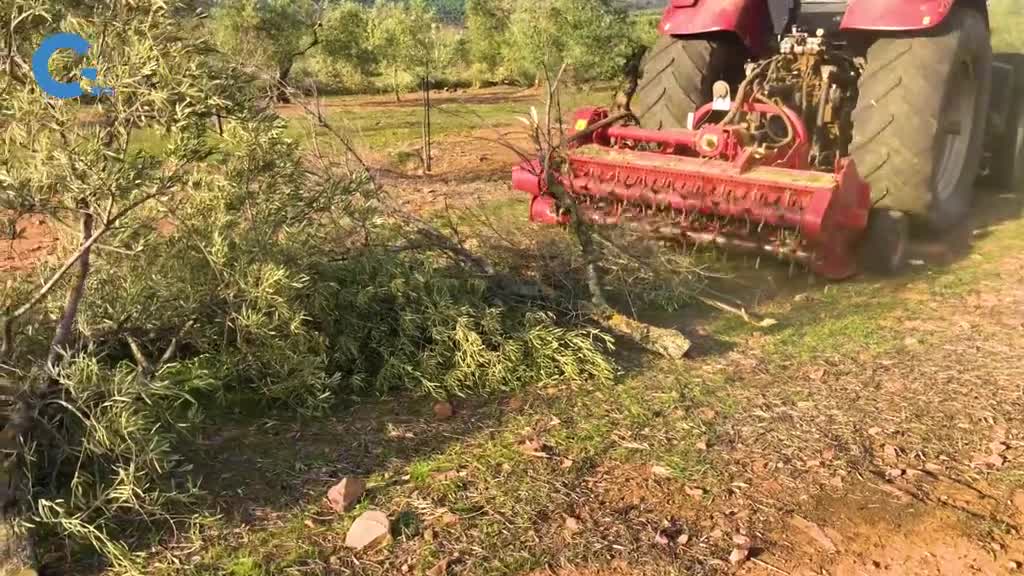 能追着树枝粉碎的机器内部安装36根碳化钨锤
