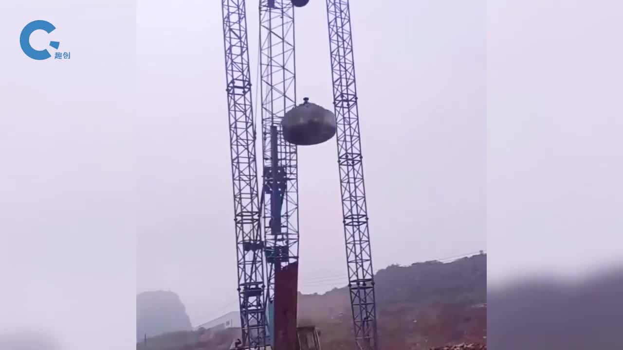 十吨重的铁饼从高空落下在地面上砸出密集的深坑就能增强地基