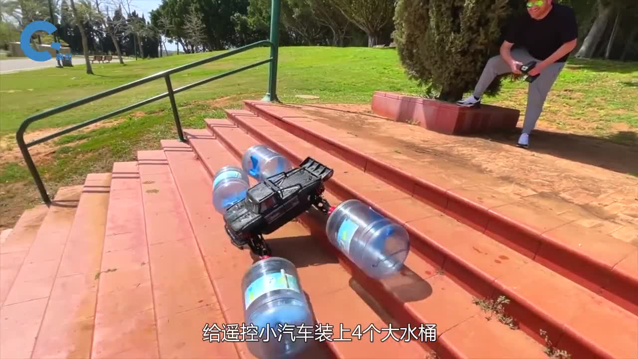 将四个塑料桶安装在遥控车上秒变遥控船下水后才知道有多神奇