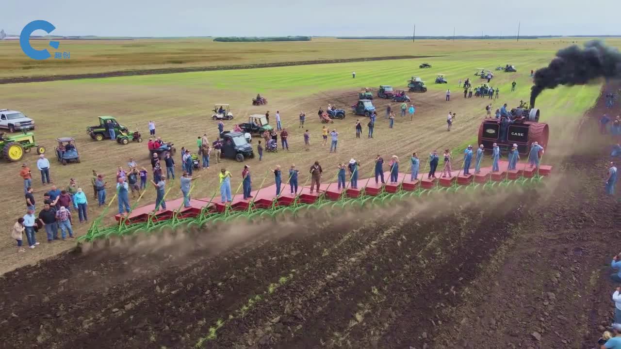 国外发明大型犁地机器25个人站在移动平台上操控50头犁地装置