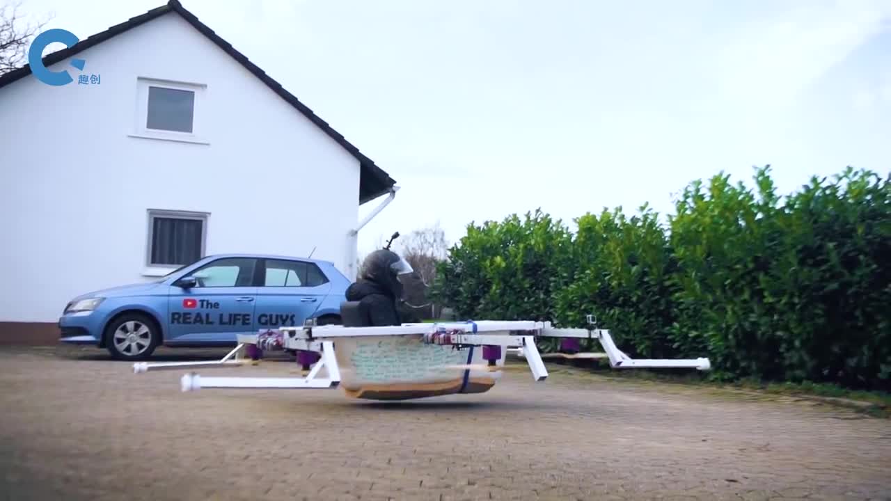 国外牛人发明浴缸飞行器飞行高度可达15米