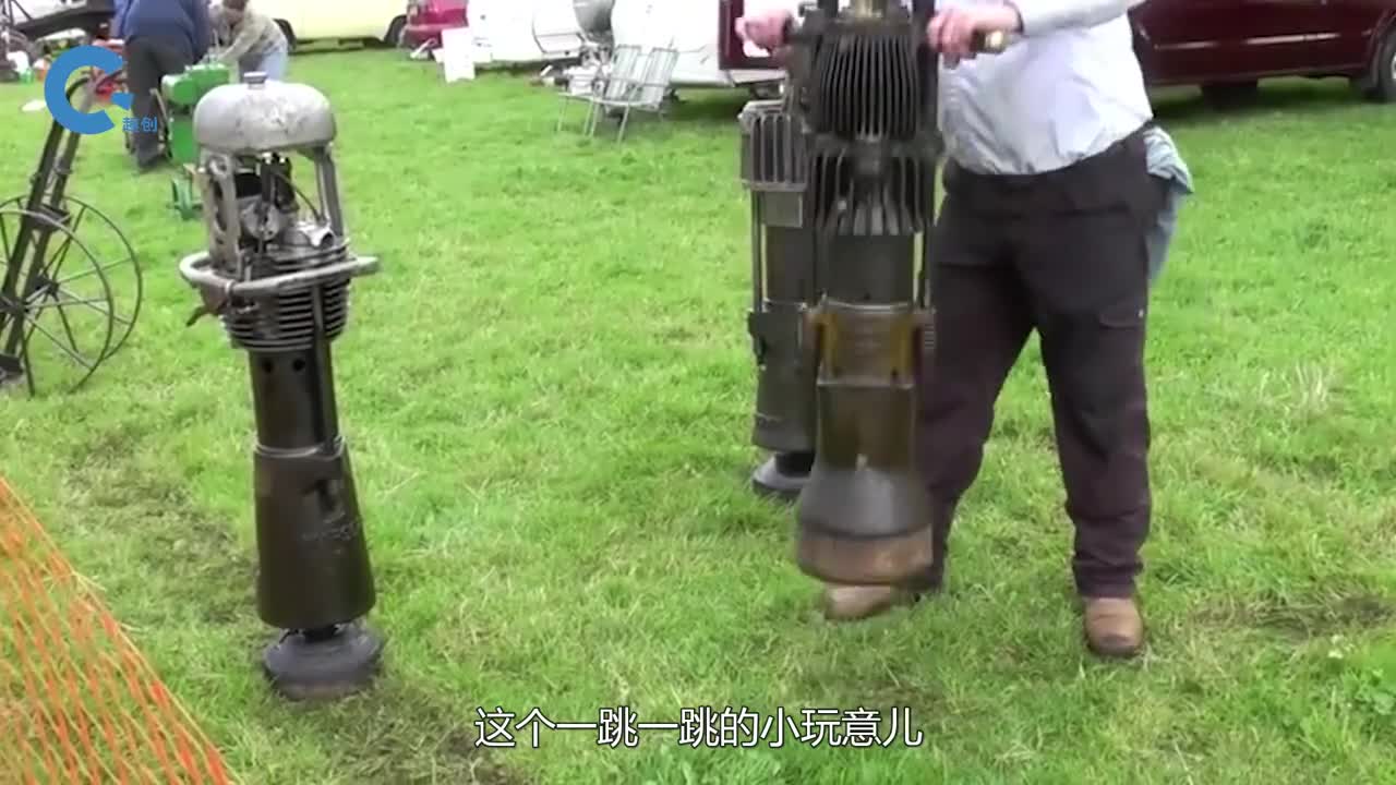 混凝土路面破碎机54吨的锤子不断捶打地面隔着屏幕都感到震动