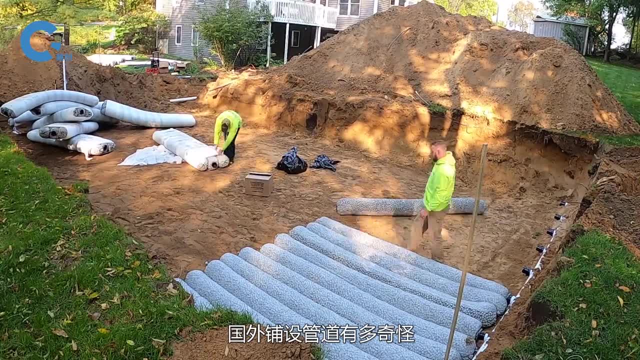 国外把白色软管铺到地下搭建模块化化粪池