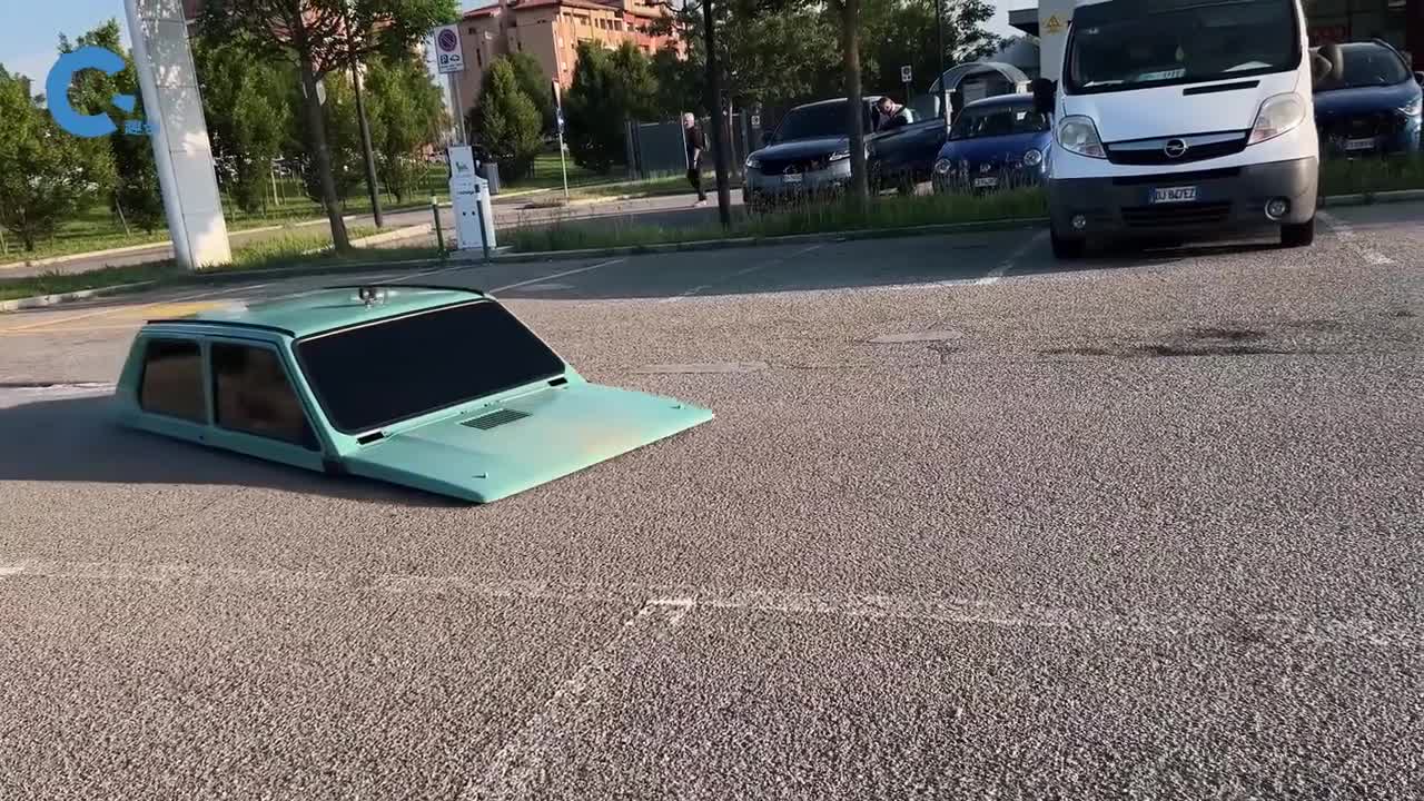 国外牛人改装半截汽车就像是一半钻进了地下