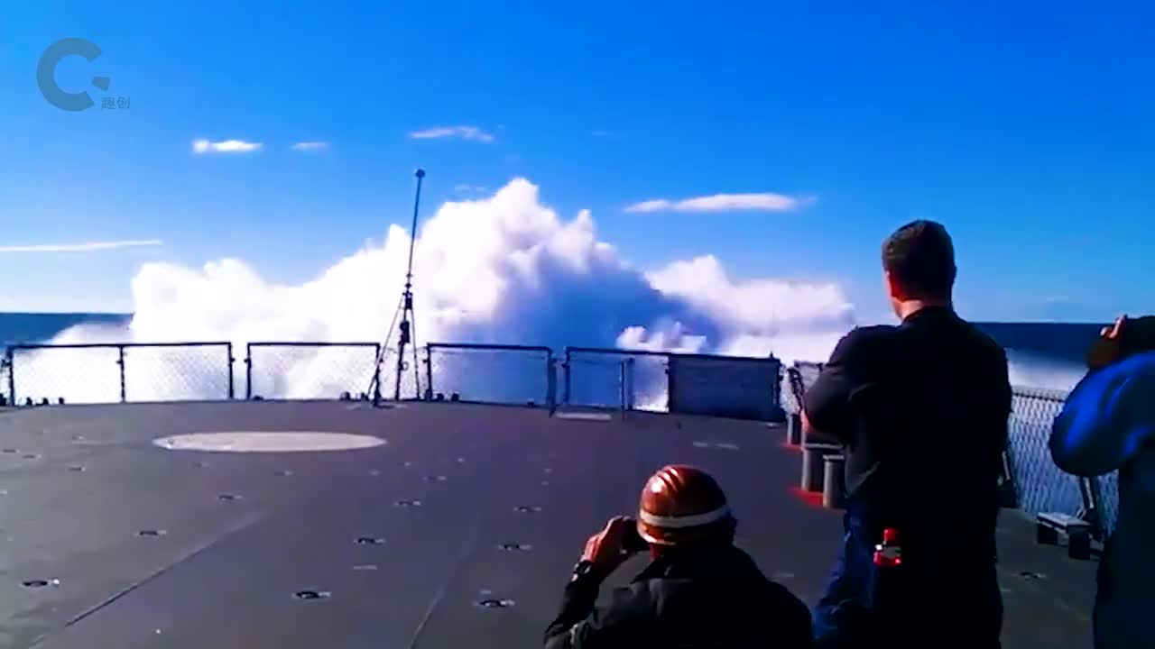 全速轮船如何及时刹车让螺旋桨反着转在船尾激起十米浪花