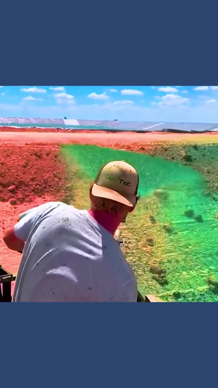 有趣的水力播种把种子和水混合成绿色液体喷在土壤上长出绿植