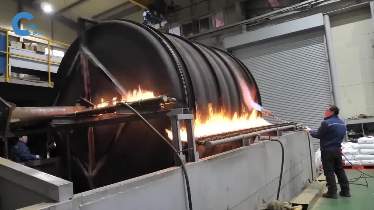 如何制作巨型塑料水桶上百根喷火枪烘烤大铁桶