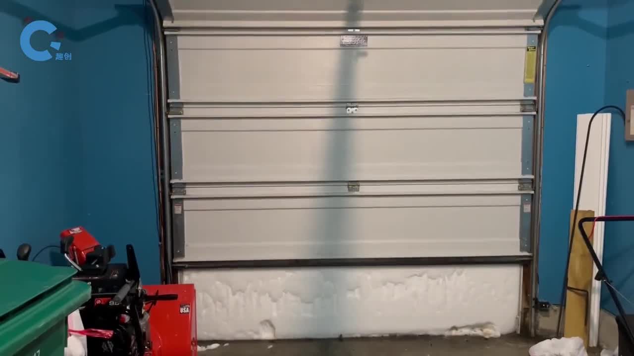 火车头部装个犁专门用来清理铁路积雪