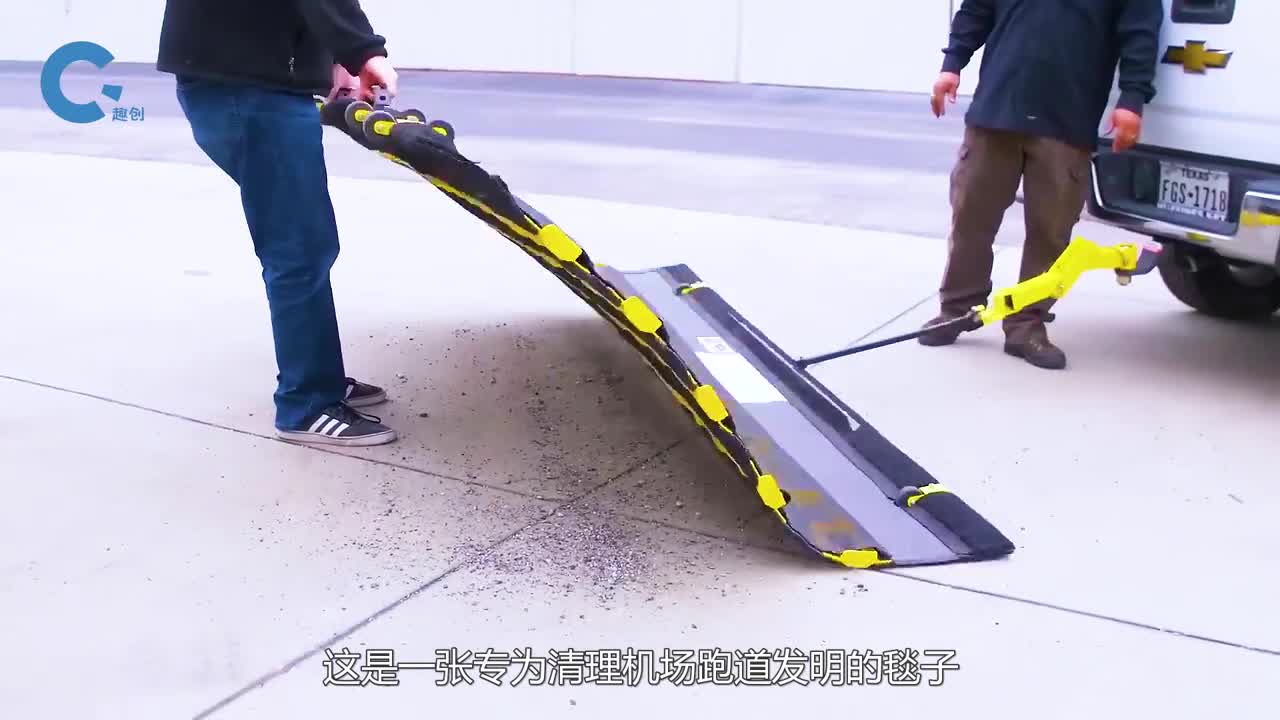 汽车后面挂张毯子行驶在机场跑道上螺丝等垃圾全部清理上来