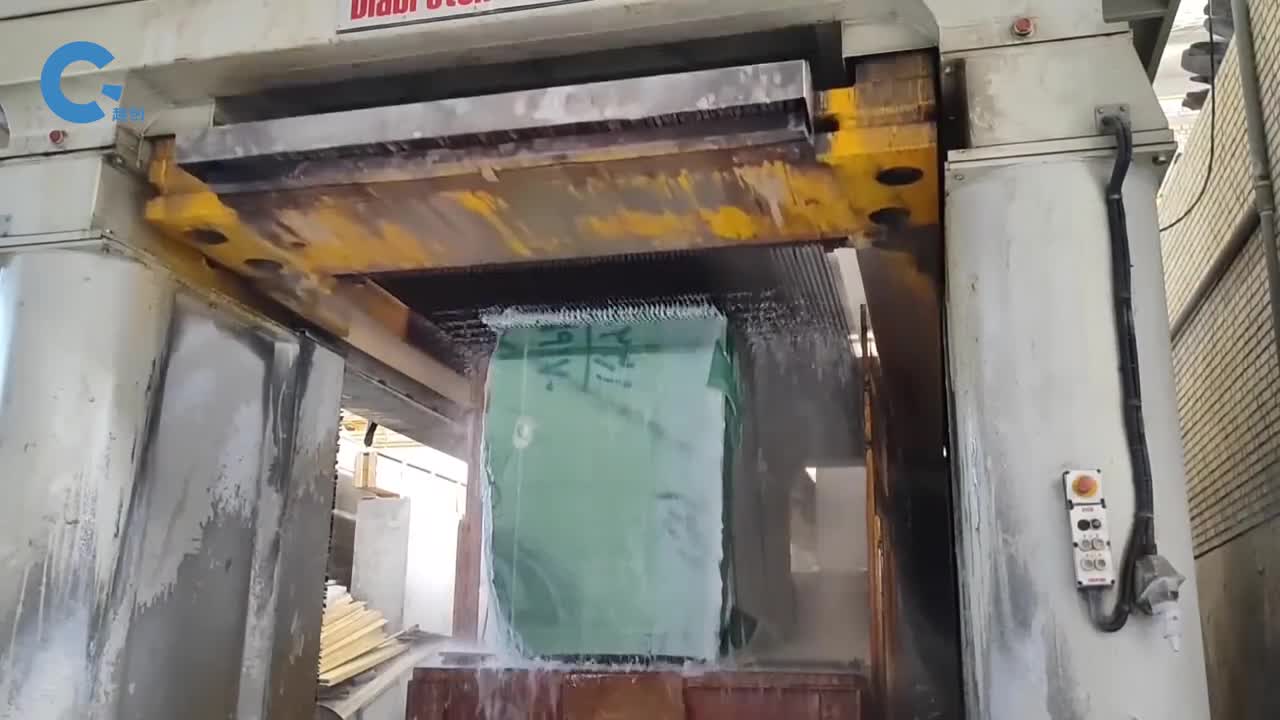 拥有八十根金刚石锯条的切石机专门切割石板