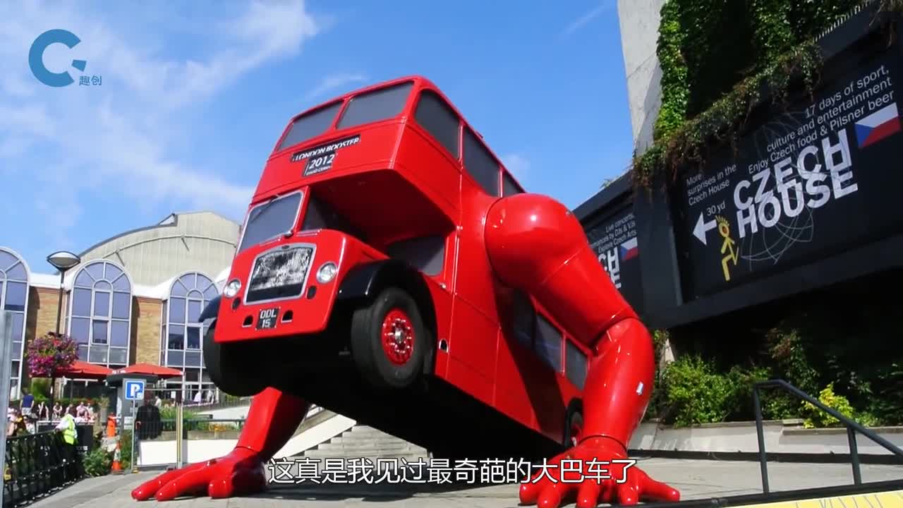 史上最奇葩的双层大巴有着发达的肱二头肌甚至还能做俯卧撑